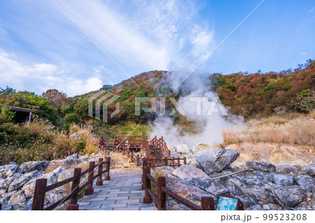 雲仙地獄風景「湯けむりと硫黄岩」「長崎県雲仙市　雲仙地獄風景」 99523208