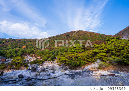 雲仙地獄風景(紅葉風景)「湯けむりと硫黄岩」「長崎県雲仙市　雲仙地獄風景」 99523366