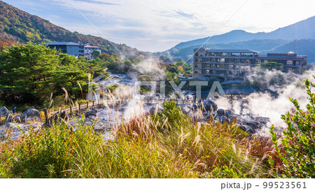 雲仙地獄　紅葉風景「湯けむりと硫黄岩」「長崎県雲仙市　雲仙地獄風景」 99523561