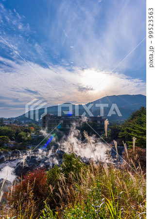雲仙地獄　夕焼け紅葉風景「湯けむりと硫黄岩」「長崎県雲仙市　雲仙地獄風景」 99523563