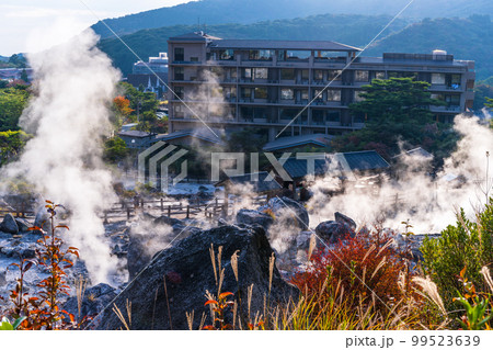 雲仙地獄風景「湯けむりと硫黄岩」「長崎県雲仙市　雲仙地獄風景」 99523639