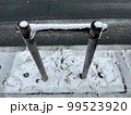 雪が積もった木の柵 99523920