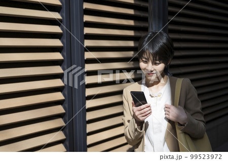 ビジネスイメージ  女性 99523972