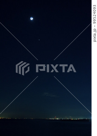 伊勢湾に沈む金星、木星と三日月 99524093