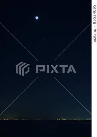 伊勢湾に沈む金星、木星と三日月 99524095