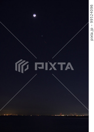 伊勢湾に沈む金星、木星と三日月 99524096