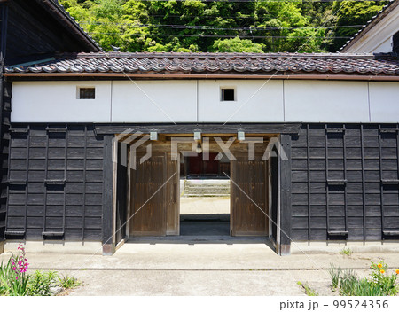 敦賀湾に面した北前船寄港地の船主集落（福井県南越前町） 99524356