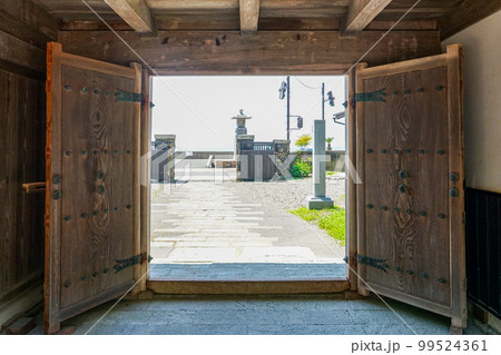 敦賀湾に面した北前船寄港地の船主集落（福井県南越前町） 99524361