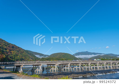 渡月橋の朝の景色 99524372