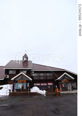 冬のJR北上線・ほっとゆだ駅 99524573