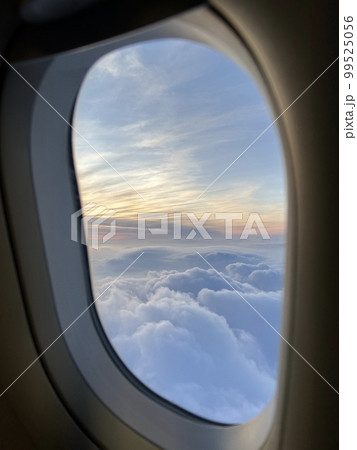 ANA新千歳発伊丹行き飛行機から見える夕焼け 99525056