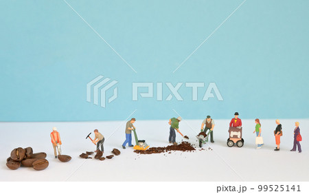 Grinding Coffee workers and People waiting for fresh coffee 99525141