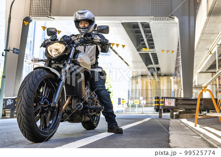 クルーザーバイクと男性ライダー　東京 99525774