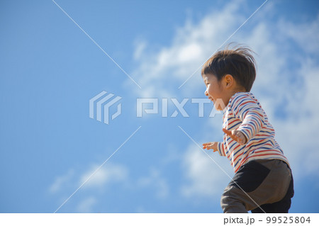 青空と子供 青空と子供 99525804