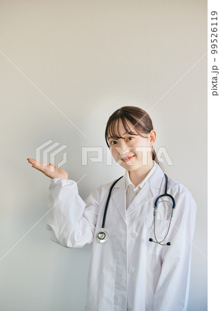 こちらのポーズをする若い女性医師 99526119