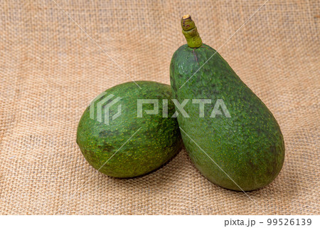 国産アボカド、フェルテの実。麻布背景 99526139