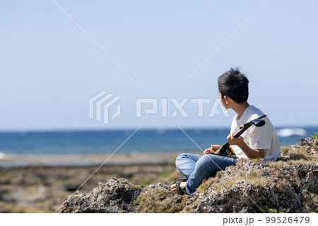 海風感じながら奏でる沖縄三線 海風感じながら奏でる沖縄三線 99526479