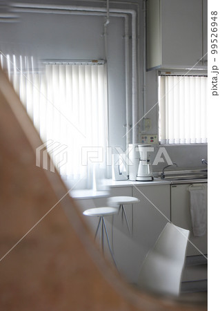 鏡に映り込んだ光射す午後のキッチン 鏡に映り込んだ光射す午後のキッチン 99526948