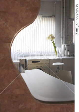 鏡に映り込んだ光射す午後のダイニングキッチン 鏡に映り込んだ光射す午後のダイニングキッチン 99526949