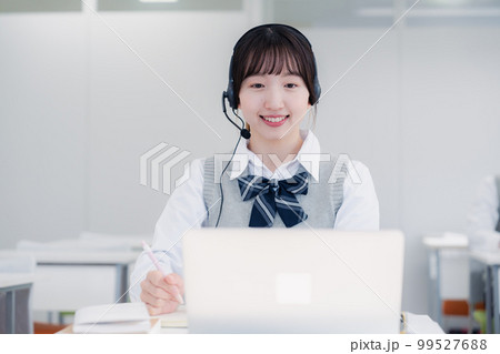 パソコンで授業を受ける女子高生 パソコンで授業を受ける女子高生 99527688