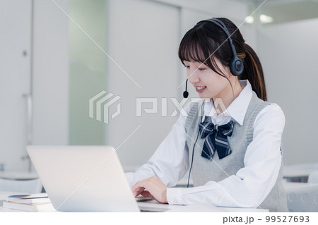 パソコンで授業を受ける女子高生 パソコンで授業を受ける女子高生 99527693