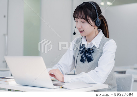 パソコンで授業を受ける女子高生 パソコンで授業を受ける女子高生 99527694