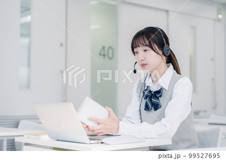 パソコンで授業を受ける女子高生 パソコンで授業を受ける女子高生 99527695