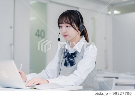パソコンで授業を受ける女子高生 99527700