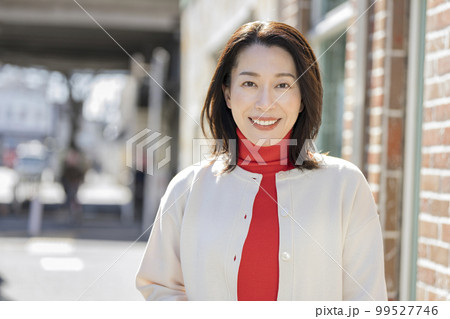 カメラ目線で笑顔の40代後半の女性 99527746