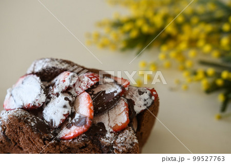 ケーキとミモザ 99527763