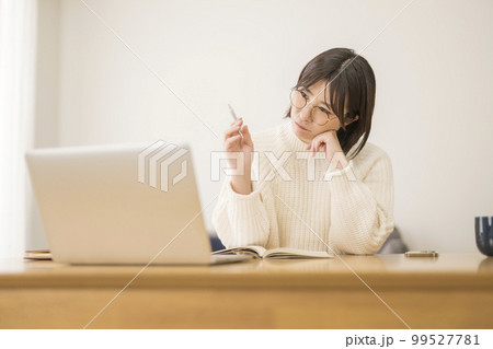 リモートワークする女性　ビジネスイメージ  99527781