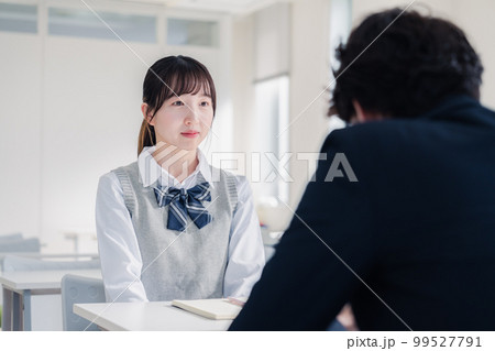 教師と面談をする女子高生 99527791