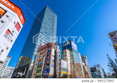日本の東京都市景観 秋葉原駅前の電気街やオフィスビルなどを望む 99527995