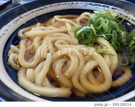 フードコートで食べる「かけうどん」 フードコートで食べる「かけうどん」 99528014