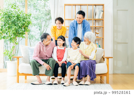 リビングでくつろぐ三世代家族 リビングでくつろぐ三世代家族 99528161