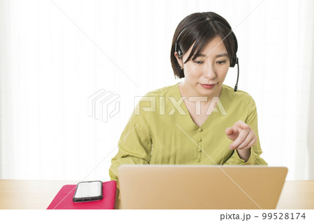リモートワーク する女性　ビジネスイメージ 99528174