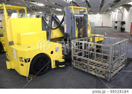 海上自衛隊の補給艦ましゅうのサイドフォーク 99528184