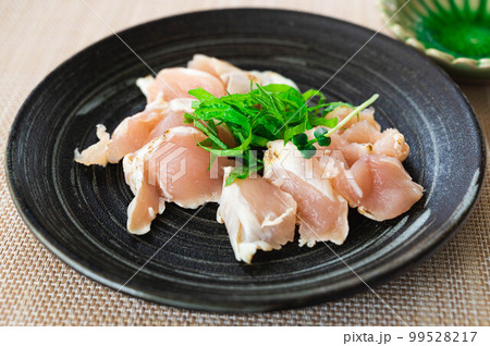 盛りつけた鶏のたたき 盛りつけた鶏のたたき 99528217