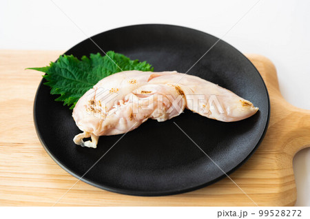黒い皿に盛った鶏のたたき 99528272