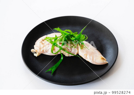 黒い皿に盛った鶏のたたき 黒い皿に盛った鶏のたたき 99528274