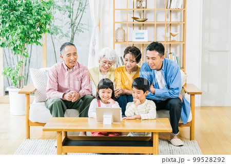 仲良し三世代家族 99528292