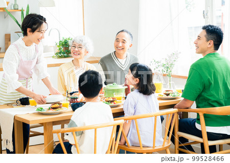 食事をする三世代家族 99528466