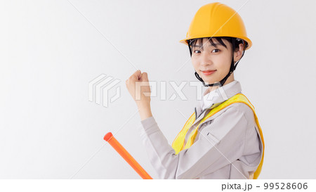 ガッツポーズをする反射ベストを着た警備員　 99528606