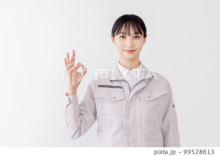 OKを出す作業服の女性 OKを出す作業服の女性 99528613