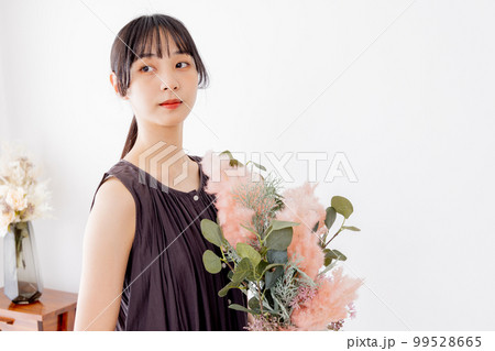 ノースリーブ ワンピースの女性 ドライフラワー ノースリーブ ワンピースの女性 ドライフラワー 99528665