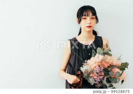 ノースリーブ　ワンピースの女性　ドライフラワー 99528675