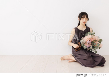 ワンピースの女性 ドライフラワー ワンピースの女性 ドライフラワー 99528677