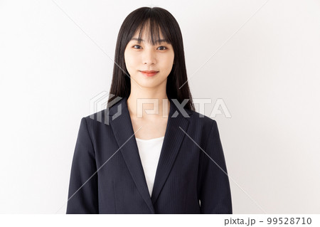 正面を見るビジネスウーマン 99528710