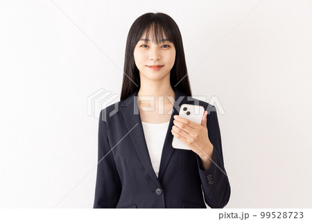 スマートフォンを持つビジネスウーマン 99528723