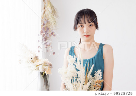 ドライフラワーの花束を持つワンピースの女性 ドライフラワーの花束を持つワンピースの女性 99528729